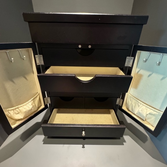 Gorgeous Solid Oak Jewelry Cabinet - Picture 5 of 5